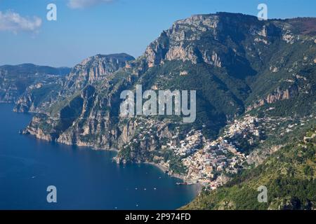 Die Annäherung an Positano vom Walk of the Gods. Tyrrhenisches Meer, Mittelmeer, Italien Stockfoto