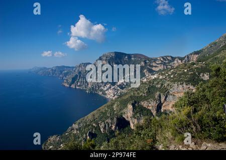 Die Annäherung an Positano vom Walk of the Gods. Tyrrhenisches Meer, Mittelmeer, Italien Stockfoto