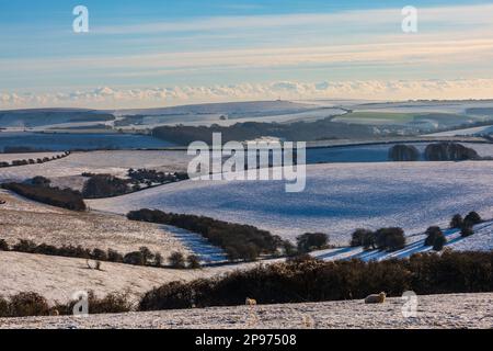 Eine ländliche Sussex-Landschaft mit Schnee am Ditchling Beacon Stockfoto