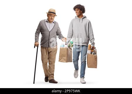 Ein langes Porträt eines jungen afroamerikanischen Mannes, der mit einem erwachsenen Herrn spaziert und Einkaufstüten trägt, isoliert auf weißem Hintergrund Stockfoto