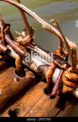 Detail des Floßes (almaida o RAID). La Pobla de Segur. Diada dels Raiers. Noguera-Pallaresa-Fluss. Pyrénées. Provinz Lleida. Katalonien. Spanien. Stockfoto