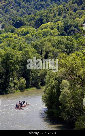 Rai oder Almadia (Floß). La Pobla de Segur. Diada dels Raiers (Fährenfest). Noguera-Pallaresa-Fluss. Pyrénées. Provinz Lleida. Katalonien. Spanien. Stockfoto