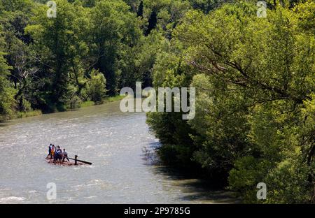 Rai oder Almadia (Floß). La Pobla de Segur. Diada dels Raiers (Fährenfest). Noguera-Pallaresa-Fluss. Pyrénées. Provinz Lleida. Katalonien. Spanien. Stockfoto