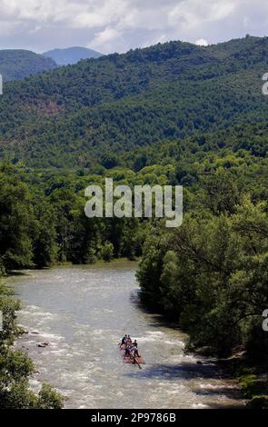 Rai oder Almadia (Floß). La Pobla de Segur. Diada dels Raiers (Fährenfest). Noguera-Pallaresa-Fluss. Pyrénées. Provinz Lleida. Katalonien. Spanien. Stockfoto