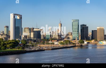 Buenos Aires, Argentinien - 6. Februar 2023: Skyline des Finanzviertels mit Yachthafen am Eingang zum Hafen Stockfoto