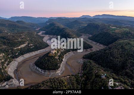 Schlendern Sie über den Fluss Ter und das Benediktinerkloster von Sant Pere de Casserres, Osona, Barcelona, spanien Stockfoto