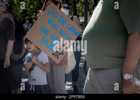 Barcelona, Spanien. September 2021. Aktivisten protestieren hinter ihrem Banner gegen eine ursprünglich geplante Erweiterung der Landebahn des Flughafens 'El Prat' Stockfoto