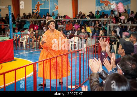 Lucha Libre. Dina wurde vor dem Kampf von der Öffentlichkeit geschätzt, Cholitas-Frauen-Ringer, Sportzentrum La Ceja, El Alto, La Paz, Bolivien Stockfoto