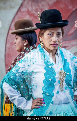 Bei richtigen Benita la Intocable Links at Angela la Folclorista, Cholitas Weibchen Ringer, El Alto, La Paz, Bolivien Stockfoto