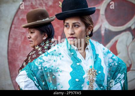 Bei richtigen Benita la Intocable Links at Angela la Folclorista, Cholitas Weibchen Ringer, El Alto, La Paz, Bolivien Stockfoto