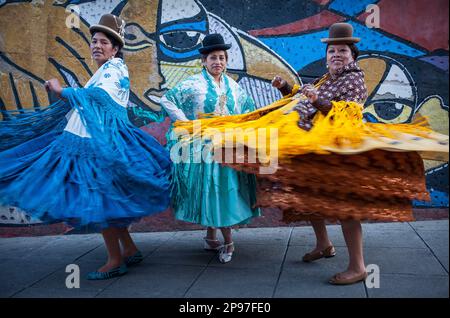 Links Dina, in der Mitte Benita la Intocable, rechts Angela la Folclorista, Cholitas Females Wrestlers, El Alto, La Paz, Bolivien Stockfoto