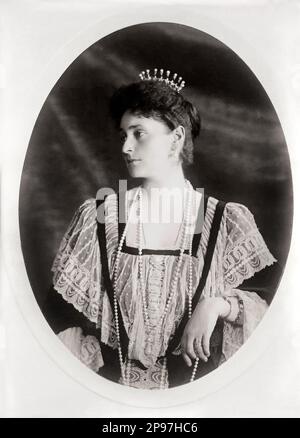 Die russische Kaiserin Tsarina ALEXANDRA FJODOROWNA ( Feodorowna ) , verheiratet mit Zar Nicholas II. Aus Russland ( 1868– 1918) ( Nikolay II ) , dem letzten Zaren des russischen Reiches . Geboren Prinzessin Alix von Hessen und vom Rhein ( Deutsch: Viktoria Alix Helena Luise Beatrice Prinzessin von Hessen und bei Rhein ) am 6 . Juni 1872 , tot am 17 . Juli 1918 mit der gesamten königlichen Familie. Geboren als Enkelin der Königin Victoria des Vereinigten Königreichs, nahm sie den Namen Alexandra Feodorowna an, nachdem sie der russisch-orthodoxen Kirche gesegnet hatte, die sie 2000 als Heilige Alexandra heiliggesprochen hatte. - foto Storiche - foto Storica Stockfoto