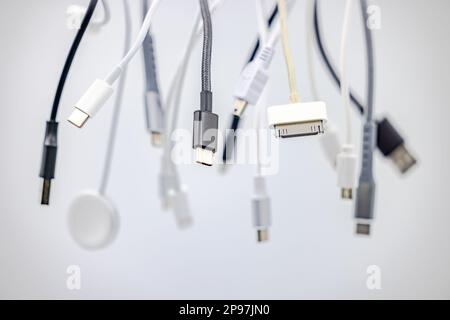 Verschiedene USB-Anschlüsse und Kabel mit selektivem Fokus vor weißem Hintergrund wie Studioaufnahmen Stockfoto