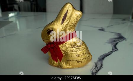 März 9 2023 – Lindt Gold Bunny Milk Chocolate in Surrey, British Columbia, Kanada Stockfoto