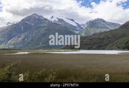 Patagonische Landschaft entlang der Carretera Austral zwischen Tortel und Cochrane - Reisen Sie im Sommer nach Chile Stockfoto