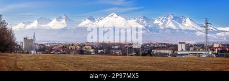 Blick auf die Stadt Poprad unter den Bergen der Hohen Tatra. Stockfoto