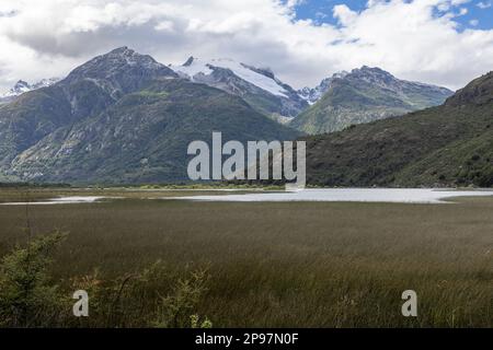 Patagonische Landschaft entlang der Carretera Austral zwischen Tortel und Cochrane - Reisen Sie im Sommer nach Chile Stockfoto