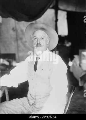 1911 Ca : Colonel William Frederick CODY , bekannt als BUFFALO BILL ( Scott , IA 1846 - Denver , CO 1917 ) Bei der letzten Show DES WILDEN WESTENS - Epopea del Selvaggio WEST - Cowboy - Cowboy - cappello - Hut - Zirkus - uomo anziano vecchio - Älterer Mann - Baffi - barba bianca - Weißbart - Schnurrbart - Cravatta - Krawatte - Kragen - colletto - Weste - Panciotto - catena dell'orologio - Circo --- Archivio GBB Stockfoto