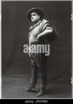 1911 : der italienische Opernsänger Tenore ENRICO CARUSO ( Napoli 1873 - 1921 ) in LA FANCIULLA DEL WEST von Giacomo Puccini im Metropolitan Theatre in New York . Foto von A. Dupont , New York , USA - MUSICA CLASSICA - KLASSISCH - MUSIK - Portrait - Rituto - TENORE - Stiefel - stivali - stivale - Hut - cappello - colletto - Kragen - Kostüm - Kostüm di Scene Teatrale - TEATRO - THEATER -- - Archivio GBB Stockfoto