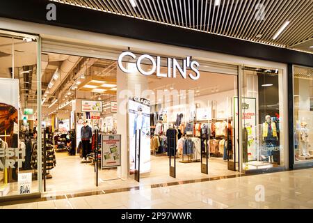 Sibiu, Rumänien - Mai 2 2022: Colins Bekleidungsgeschäft in der Promenada Mall, einem der größten Einkaufszentren in Sibiu Stockfoto
