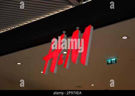 Sibiu, Rumänien - Mai 2 2022: H&M Bekleidungsgeschäft vor der Promenada Mall, einem der größten Einkaufszentren in Sibiu. H&M-Gruppe ist die zweite große Gruppe Stockfoto