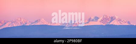 Panoramablick auf die hohe Tatra vor Sonnenaufgang. Stockfoto