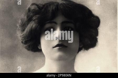 1905 Ca , Paris , Frankreich : die französische Casino de Paris Schauspielerin Gabrielle COLONNA ROMANO ( 1888 - 1981 ) , Gelehrte von Sarah Bernhardt , die mehr Zeit vom impressionistischen Maler Auguste Renoir dargestellt wird . Foto: REUTLINGER . Nach dem Tod von Genevieve ( Ginette ) war Lantelme ( 1882 - 1911 ) die 6. . Ehefrau des reichen französischen Tycoons Alfred Edwards , 1914 seine Erbin und kam zum Feind von 2 wichtigen pariser Theatern : Casino de Paris und Theater Rejane . Colonna Romano heiratete auch den jungen Filmschauspieler Pierre Alcover ( Pedro Antonio Alcover , 1893 - 1957 ) - attrice - TEATRO - THEATER - THEA Stockfoto