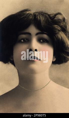 1905 Ca , Paris , Frankreich : die französische Casino de Paris Schauspielerin Gabrielle COLONNA ROMANO ( 1888 - 1981 ) , Gelehrte von Sarah Bernhardt , die mehr Zeit vom impressionistischen Maler Auguste Renoir dargestellt wird . Foto: REUTLINGER . Nach dem Tod von Genevieve ( Ginette ) war Lantelme ( 1882 - 1911 ) die 6. . Ehefrau des reichen französischen Tycoons Alfred Edwards , 1914 seine Erbin und kam zum Feind von 2 wichtigen pariser Theatern : Casino de Paris und Theater Rejane . Colonna Romano heiratete auch den jungen Filmschauspieler Pierre Alcover ( Pedro Antonio Alcover , 1893 - 1957 ) - attrice - TEATRO - THEATER - THEA Stockfoto