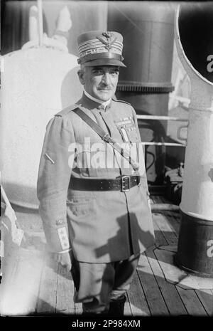 1921 ., 18 . oktober , New York , USA : der italienische Generale und Marschall VON Italien ARMANDO DIAZ ( 1861 - 1928 ) kommt in den USA an . Am 1. November 1921 war Diaz in Kansas City, um an der bahnbrechenden Zeremonie für das Liberty Memorial teilzunehmen, das dort errichtet wurde. Ebenfalls anwesend waren an diesem Tag Generalleutnant Baron Jacques aus Belgien, Admiral David Beatty aus Großbritannien, Marschall Ferdinand Foch aus Frankreich und General John J. Pershing aus den Vereinigten Staaten. Einer der Hauptredner war Vizepräsident Calvin Coolidge von den Vereinigten Staaten. In 1935 Basreliefs von Jacques, Foch, Diaz und PE Stockfoto