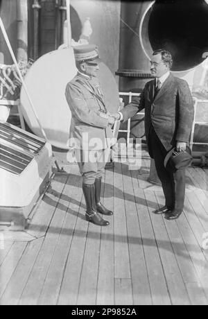 1921 ., 18 . oktober , New York , USA : der italienische Generale und Marschall von Italien ARMANDO DIAZ ( 1861 - 1928 ) kommt in den USA an und wird vom italienischen Konsul F. QUATTRONI empfangen . Am 1. November 1921 war Diaz in Kansas City, um an der bahnbrechenden Zeremonie für das Liberty Memorial teilzunehmen, das dort errichtet wurde. Ebenfalls anwesend waren an diesem Tag Generalleutnant Baron Jacques aus Belgien, Admiral David Beatty aus Großbritannien, Marschall Ferdinand Foch aus Frankreich und General John J. Pershing aus den Vereinigten Staaten. Einer der Hauptredner war Vizepräsident Calvin Coolidge von den Vereinigten Staaten. In 1935 b Stockfoto