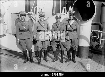 1921 ., 18 . oktober , New York , USA : der italienische Generale und Marschall VON Italien ARMANDO DIAZ ( 1861 - 1928 ) kommt in den USA an . Auf diesem Foto ( von links ): COCCONI , Generale Armando DIAZ , Generale DE LUCA KENNEDY , Principe Costantino RUSPOLI di Poggio Suasa ( New York 1891 - Ägypten , El Alamein 1942 ). Am 1. November 1921 war Diaz in Kansas City, um an der bahnbrechenden Zeremonie für das Liberty Memorial teilzunehmen, das dort errichtet wurde. Ebenfalls anwesend waren an diesem Tag Generalleutnant Baron Jacques aus Belgien, Admiral David Beatty aus Großbritannien und Marschall Ferdinand Foch aus Frankreich Stockfoto