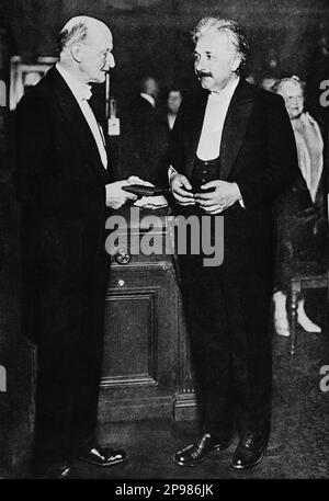 1929 , Juni 28 , Berlin , Deutschland : der deutsche Physiker ALBERT EINSTEIN ( 1879 - 1955 ) , Nobelpreisträger 1921 . Auf diesem Foto mit dem deutschen Physiker MAX PLANCK (1858 - 1947 ) wird er als Begründer der Quantentheorie und damit als einer der wichtigsten Physiker des 20 . Jahrhunderts angesehen , der 1918 den Nobelpreis erhielt . Geben Sie auf diesem Foto die mit der max-Planck-Medaille an Einstein - foto Storiche - foto storica - scienziato - Wissenschaftler - Portrait - ritratto - Physik - FISICA - FISICO - SCIENZA - SCIENCE - Baffi - Schnurrbart - PREMIO NOBEL PER LA FISICA - Atomica - AT Stockfoto