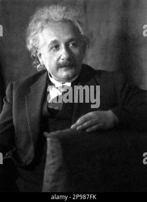 1934 : der deutsche Physiker ALBERT EINSTEIN ( 1879 - 1955 ) , Nobelpreisträger 1921 . Foto von Doris Ulmann - foto Storiche - foto storica - scienziato - Wissenschaftler - Portrait - Rituto - Physik - FISICA - FISICO - SCIENZA - SCIENCE - Baffi - Schnurrbart - PREMIO NOBEL PER LA FISICA - Atomica - Atomo - scienziato - Genius - genio - Cravatta - Krawatte - Kragen - colletto - Baffi - Schnurrbart --- Archivio GBB Argenzia Stockfoto