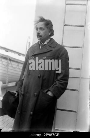 1921 , 2 . april , New York , USA : der deutsche Physiker ALBERT EINSTEIN ( 1879 - 1955 ) , Nobelpreisträger 1921 mit Ocean Liner nach Europa . - - foto storiche - foto storica - scienziato - Wissenschaftler - Portrait - ritratto - Physik - FISICA - FISICO - SCIENZA - SCIENCE - Baffi - Schnurrbart - PREMIO NOBEL PER LA FISICA - Atomica - Atomo - scienziato - Genius - genio - Cravatta - TIE - Halsband - colletto - Baffi - Schnurrbart - Pipa - Pipe - Fumo - Fumatore - Rauch - Raucher - Transatlantico - Wind - Vento ---- Archivio GBB Argenzia Stockfoto