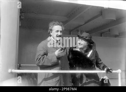 1921 , 4 . april , New York , USA : der deutsche Physiker ALBERT EINSTEIN ( 1879 - 1955 ) , Nobelpreisträger 1921 . Auf diesem Foto Albert Einstein mit seiner Frau ELSA EINSTEIN . - foto storiche - foto storica - - scienziato - Wissenschaftler - Portrait - ritratto - Physik - FISICA - FISICO - SCIENZA - SCIENCE - Baffi - Schnurrbart - PREMIO NOBEL PER LA FISICA - Atomica - Atomo - scienziato - Genius - genio - marito e moglie - Lächeln - sorriso - Pipa - Pipe - Nave - Boot - Ocean Liner - Transatlantico - Nave - Boot --- Archivio GBB Argenzia Stockfoto