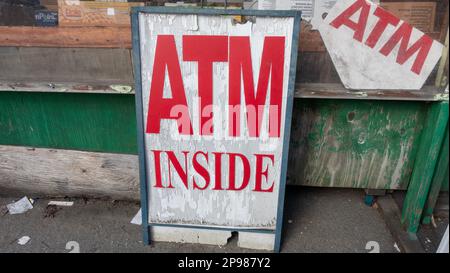 März 10 2023 - Geldautomat auf dem Schild im Filipino Vancouver, British Columbia, Kanada Stockfoto