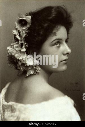 1898 : der gefeierte amerikanische Sänger Sopran GERALDINE FARRAR ( 1882 - 1967 ). Opernsängerin und Filmschauspielerin, deren Bühnenpräsenz ihr eine fanatische Fanatikerin von Gerryf Lappers Anfang des 20. Jahrhunderts einbrachte. Nach ihrem Auftritt in Monte Carlo feierte sie 1906 ihr Debüt in der Metropolitan Opera in Romeo et Juliette. Sie erschien in der ersten Met-Aufführung von Madama Butterfly 1907. Sie entwickelte eine beliebte Fangemeinde in rôles wie Carmen und Tosca, die die rôle von Suor Angelica in Il Trittico begründete. Farrar war im besten Opernstil bekannt für ihre Temperamentalität und unerbittliche Independen Stockfoto