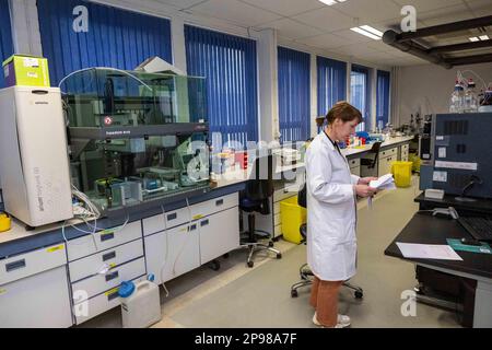 Abbildung und Inneneinrichtung des forensischen Labors bei einem Besuch des neuen Gebäudes des des Nationalen Instituts für Kriminaltechnik und Kriminologie NICC - INCC in Brüssel am Freitag, den 10. März 2023. Das Institut nutzt moderne Technologien, um Verbrechen aufzuklären. BELGA FOTO JONAS ROOSENS Stockfoto