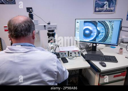 Das Bild zeigt die Kugeln, die bei einem Besuch des neuen Gebäudes des Nationalen Instituts für Kriminaltechnik und Kriminologie (NICC - INCC) in Brüssel am Freitag, den 10. März 2023, in einem Ballistiklabor untersucht werden. Das Institut nutzt moderne Technologien, um Verbrechen aufzuklären. BELGA FOTO JONAS ROOSENS Stockfoto