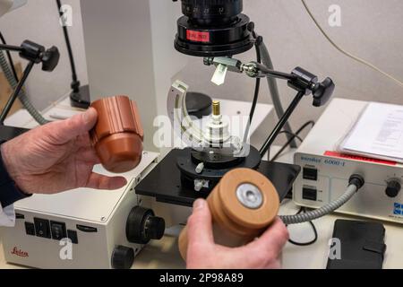 Das Bild zeigt die Kugeln, die bei einem Besuch des neuen Gebäudes des Nationalen Instituts für Kriminaltechnik und Kriminologie (NICC - INCC) in Brüssel am Freitag, den 10. März 2023, in einem Ballistiklabor untersucht werden. Das Institut nutzt moderne Technologien, um Verbrechen aufzuklären. BELGA FOTO JONAS ROOSENS Stockfoto