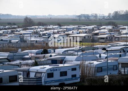 Campingplatz, Platz für Wohnwagen und Wohnmobile am Nordseedeich im Dorf Neuharlingersiel, Niedersachsen, Deutschland Stockfoto