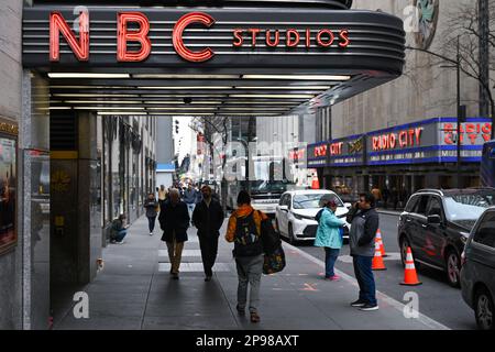 Der Eingang zur Aussichtsplattform „Top of the Rock“ des Rockefeller Center, dem Restaurant „Rainbow Room“ und den NBC Studios im 30 Rockefeller Center in Stockfoto