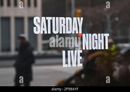 Beschilderung für Saturday Night Live vor dem Eingang zu den NBC Studios im 30 Rockefeller Center in New York City. Stockfoto