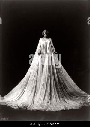 1901 , New York , USA : die gefeierte amerikanische Tänzerin der parisian Belle Epoque LOIE FULLER ( 1862 - 1928) , ein Pionier moderner Tanz- und Theaterbeleuchtungstechniken , als Tänzerin im Pariser Folies Bergere im Schmetterlingstanz war . Foto von B. J. Falk , New York - BALLERINA - TÄNZER - BALLETT - BALLETTO - DANZA - TANZ - musa - BELLE EPOQUE - Archivio GBB Stockfoto