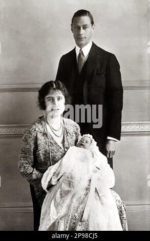 1926 , London , England : The Dukes of YORK : der künftige König GEORGE VI . des Vereinigten Königreichs ( geb. Albert Arthur , Duke of Kent and Galles , 1895 - 1952 ) , gewählt 1936 mit Ehefrau ELIZABETH BOWES LYON ( 1900 - 2002 ) , Und die Tochter der künftigen Königin von England ELIZABETH II ( geboren 1926 , gewählt 1952 ) - KÖNIGLICHE FAMILIE - FAMIGLIA REALE - WINDSOR SACHSEN COBURG GOTHA - Haus WINDSOR - Haus Sachsen-Coburg-Gotha - ENGLAND - GROSSBRITANNIEN - Königsfamilie - nobili - Nobiltà - Portrait - ritratto - Colana di perle - Perlenkette - Juwelen - Schmuck - Bijoux - gioiello - gioielli ---- Stockfoto