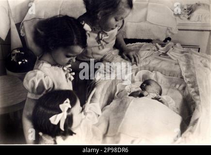 1947 , februar , Niederlande : Prinzessin CHRISTINA Prinzessin von Orange-Nassau , Prinzessin von Lippe-Biesterfeld ( Marijke , geboren am 18 . Februar 1947 ) , 4. Tochter von Königin JULIANA ( 1909 - 2004 ) der Niederlande und Prinz Bernhard ( 1911 - 2004 ) . Die anderen Töchter auf diesem Foto sind: Die zukünftige Königin BEATRIX von HOLLAND ( geboren am 31. Januar 1938 ), Prinzessin IRENE ( geboren am 5. August 1939 ) und Prinzessin MARGRIET ( geboren am 19. Januar 1943 ). Am 4. September 1948, nach einer Herrschaft von 58 Jahren und 50 Tagen, verzichtete Königin Wilhelmina von den Niederlanden zugunsten ihrer Tochter Juliana. - REALI - RO Stockfoto