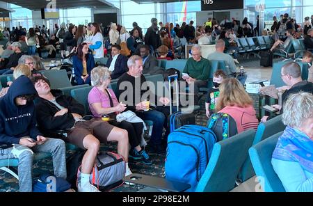 Während der geschäftigen Frühlingsferien in Orlando warten Reisende am Flugsteig von Southwest Airlines am internationalen Flughafen Orlando auf ihren Flug. Für die Frühjahrsferien von dieser Woche bis zum 18. April werden voraussichtlich 7,3 Millionen Passagiere den Flughafen von Orlando passieren. Stockfoto