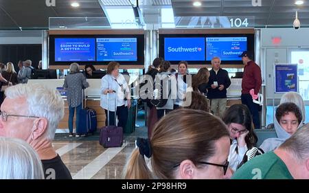 Orlando, Usa. 10. März 2023. Während der geschäftigen Frühlingsferien in Orlando warten Reisende am Flugsteig von Southwest Airlines am internationalen Flughafen Orlando auf ihren Flug. Für die Frühjahrsferien von dieser Woche bis zum 18. April werden voraussichtlich 7,3 Millionen Passagiere den Flughafen von Orlando passieren. (Foto: Paul Hennessy/SOPA Images/Sipa USA) Guthaben: SIPA USA/Alamy Live News Stockfoto