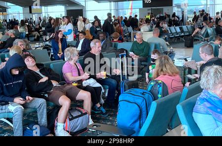 Orlando, Usa. 10. März 2023. Während der geschäftigen Frühlingsferien in Orlando warten Reisende am Flugsteig von Southwest Airlines am internationalen Flughafen Orlando auf ihren Flug. Für die Frühjahrsferien von dieser Woche bis zum 18. April werden voraussichtlich 7,3 Millionen Passagiere den Flughafen von Orlando passieren. (Foto: Paul Hennessy/SOPA Images/Sipa USA) Guthaben: SIPA USA/Alamy Live News Stockfoto