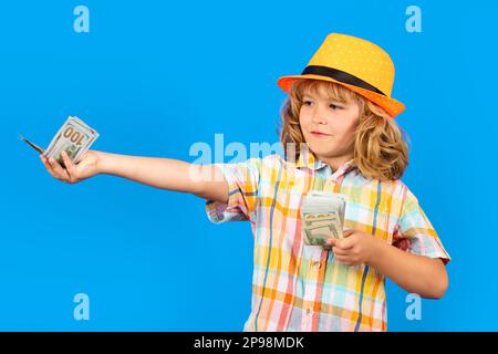Bargeld Dollarrechnungen. Der Junge hat viele hundert Dollar isoliert im Studiohintergrund Stockfoto